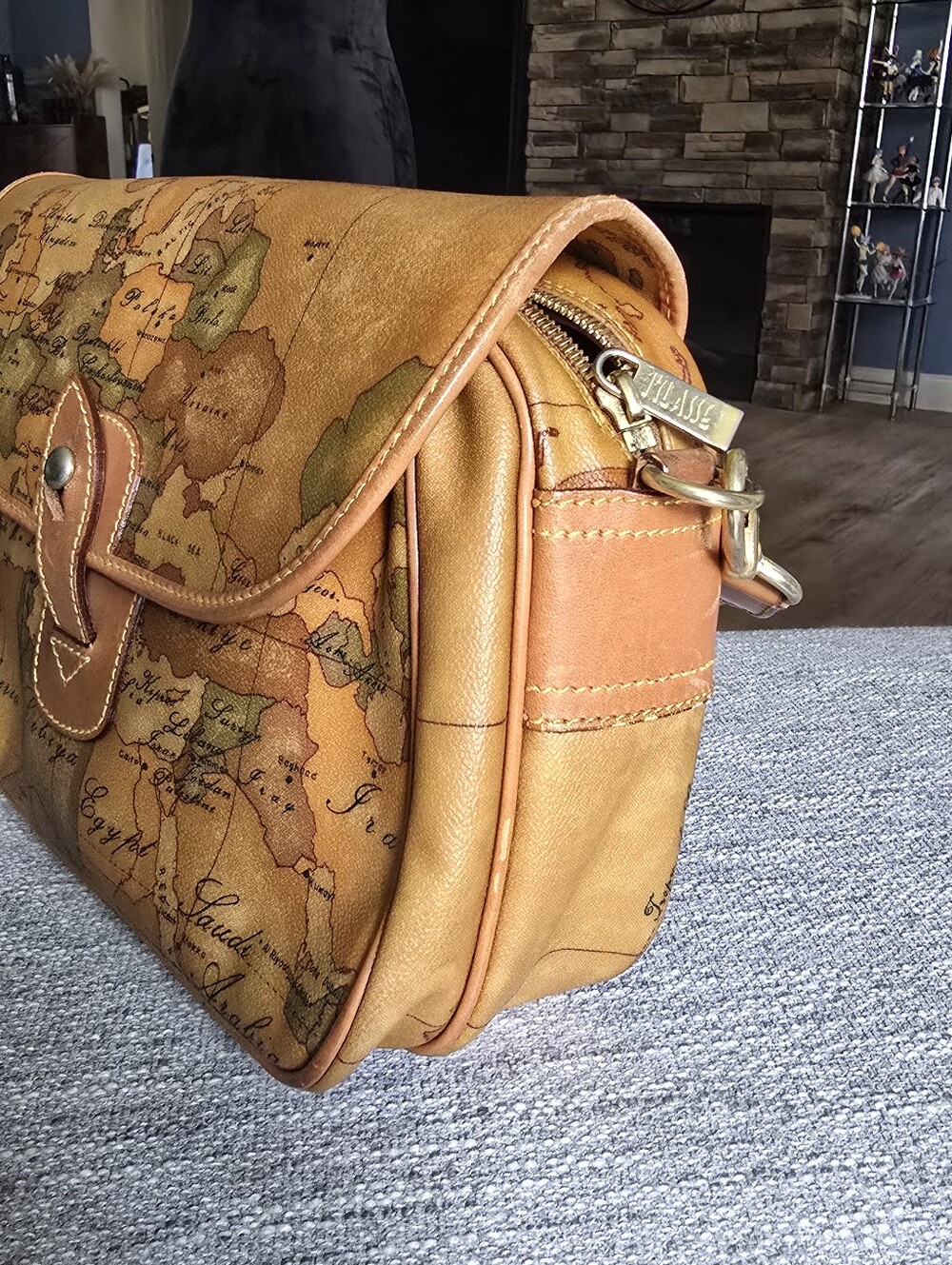 Alviero Martini tan leather logo tag with Global Map Designs - Picture 3 of 12